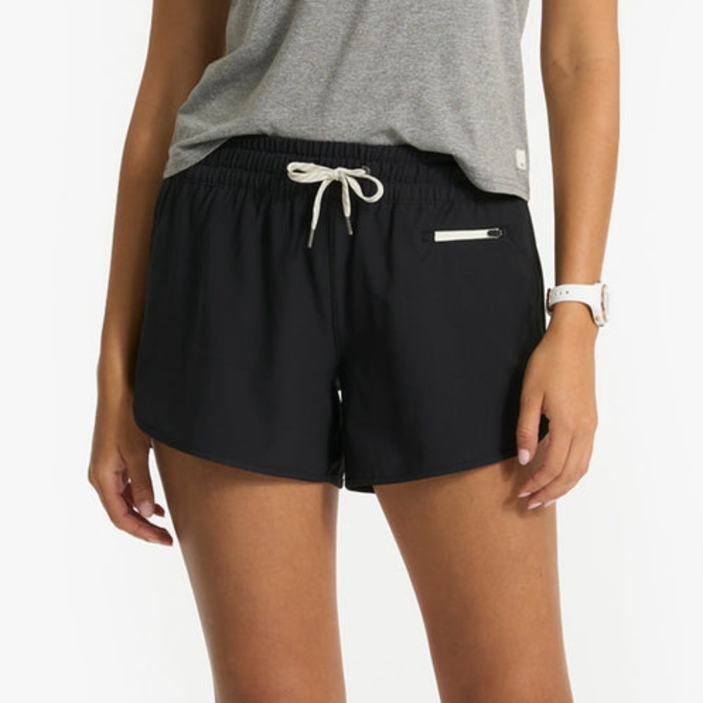 Vuori Clementine 4" Short 2.0 M Black
